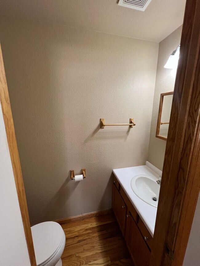 Building Photo - AVAILABLE NOW - BEAUTIFUL 6 bedroom home F...