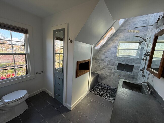 Building Photo - Charming historic home McMinnville 4 bed / 2.5 bath