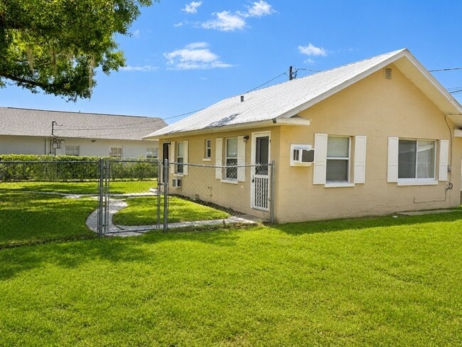 Building Photo - Convenient Downtown Living in a Bright and Comfortable 1-Bedroom Studi