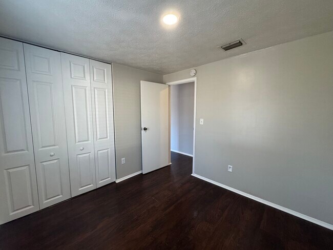 Building Photo - 261 Windsor Castle Dr