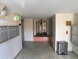 Building Photo - Woodman Oaks Apartments