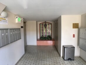 Building Photo - Woodman Oaks Apartments