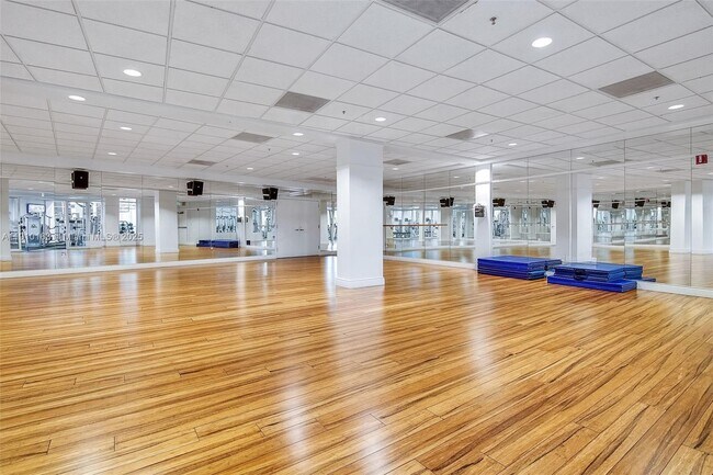 Building Photo - 808 Brickell Key Dr