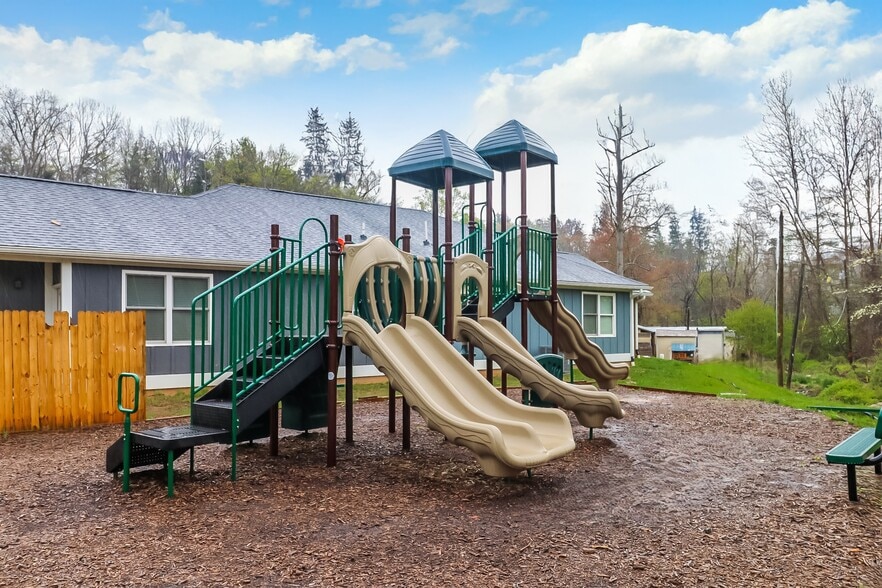 Building Photo - 404 Little Sycamore Ln