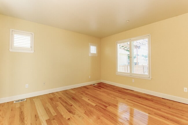 Building Photo - 1861 Palisade Blvd