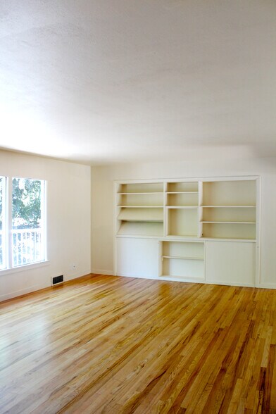 Building Photo - 1015 NE Duncan Ln