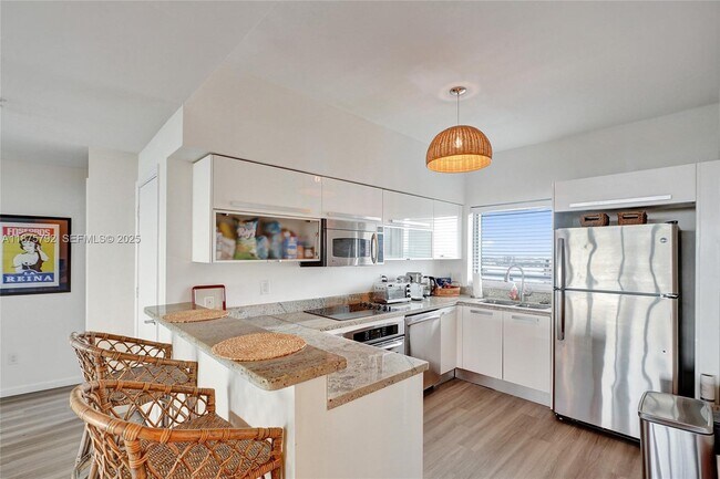 Building Photo - 601 NE 36th St