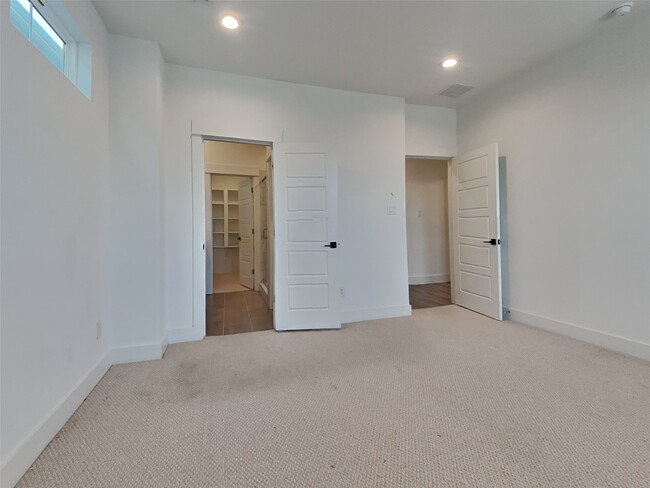 Building Photo - 2056 Johanna Dr