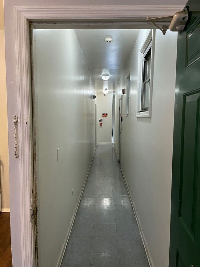 Building Photo - Inspected and Approved 3 Bedroom 1 Bath w PARKING & Appliances