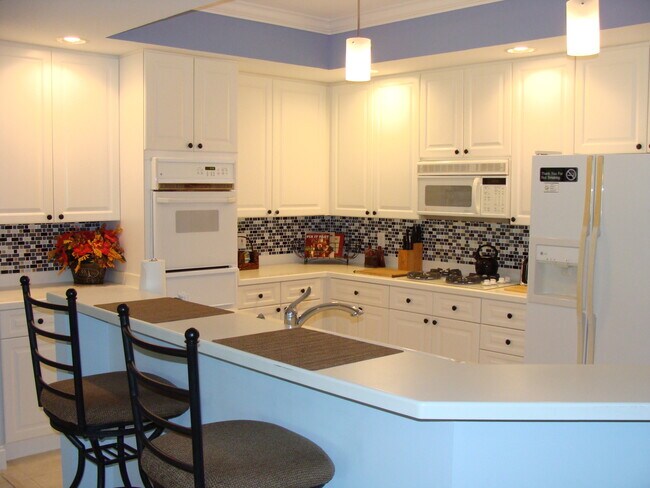 Building Photo - Spacious 3BR/3BA Ground-Floor Condo with W...