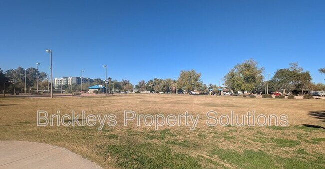 Building Photo - 1435 E Cedar St