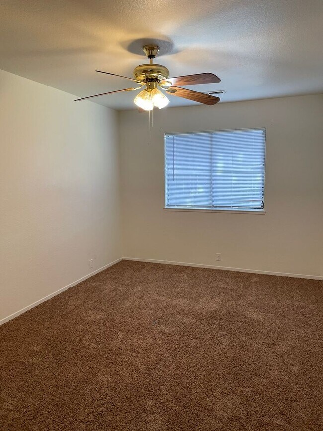 Building Photo - 459 Ranchwood Dr