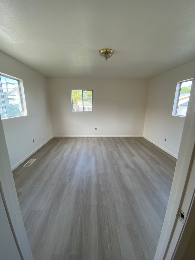 Building Photo - Coming SOON - Cute 3 Bed/ 1.5 Bath w/ Bonu...