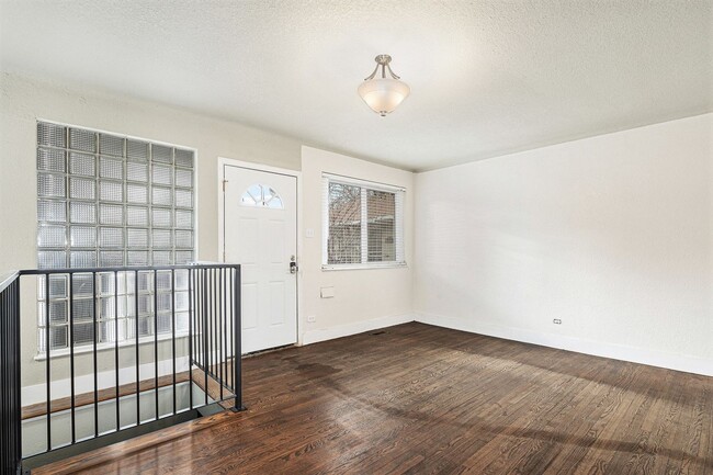 Building Photo - Spacious 3 bed 2 bath home in Denver