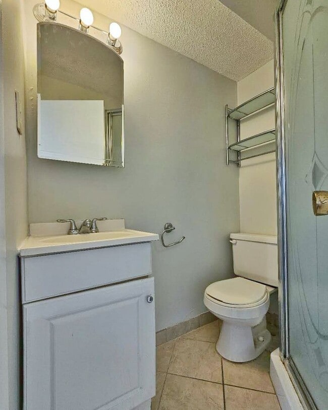 Building Photo - Beautiful renovated 3 bed 2 bath townhouse with deeded parking and easy Highway access