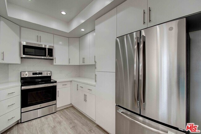 Building Photo - 2324 S Beverly Glen Blvd