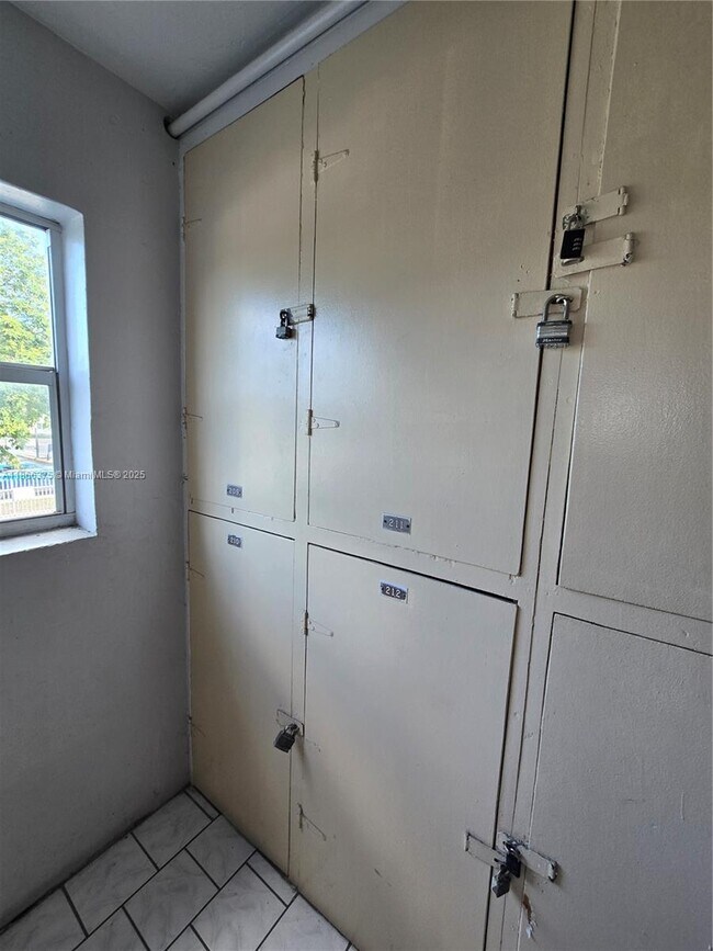 Building Photo - 120 Royal Palm Rd