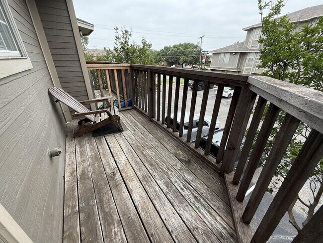 Building Photo - Spacious 2 Bed, 2.5 Bath Condo on Speight Ave with Private Porch & Community Pool