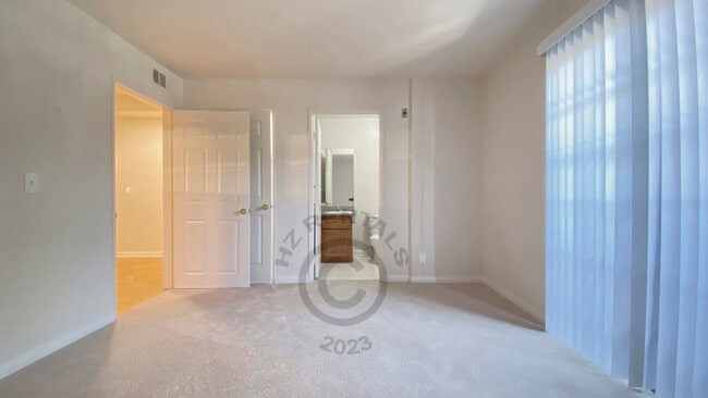 Building Photo - 4651 Cahuenga Blvd