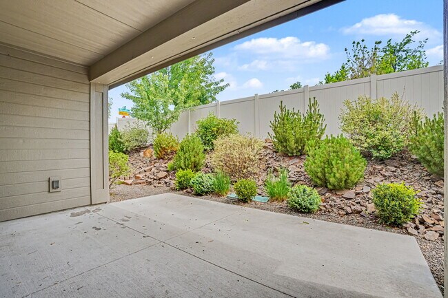 Building Photo - 6120 N Hacienda Ave