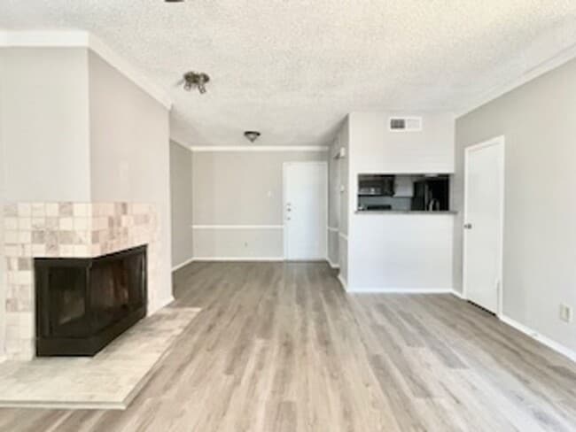 Building Photo - Updated 2 Bed, 3 Bath Condo in Prime North...