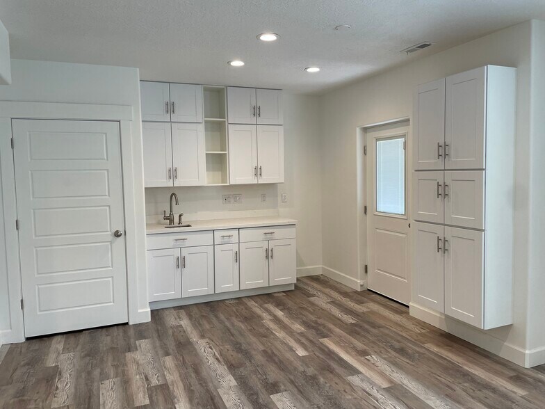 Basement Kitchenette - 951 W Shadow Brook Ln