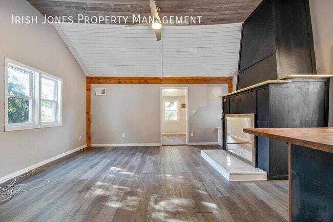 Building Photo - 5875 Lakeview Terrace