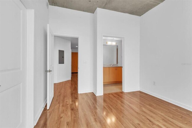 Building Photo - 777 N Ashley Dr