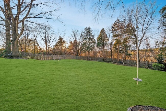 Building Photo - ABSOLUTELY GEORGEOUS 5BD/3.5BA Fully-Renov...