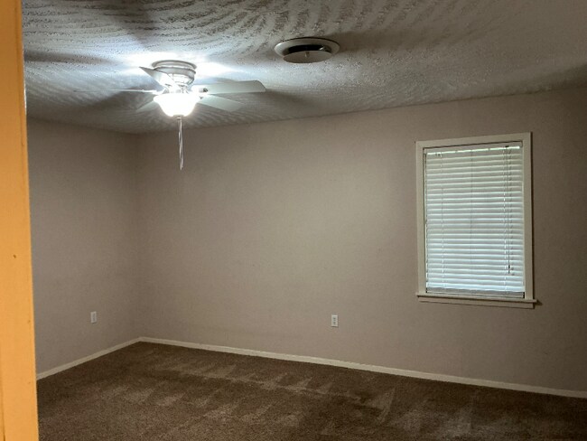 Building Photo - 402 Oakhill Cir