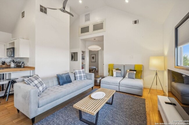 Building Photo - HISTORIC CHARM IN KING WILLIAM