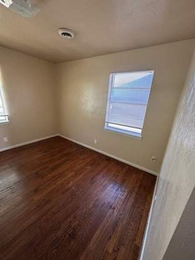 Building Photo - AVAILABLE NOW!