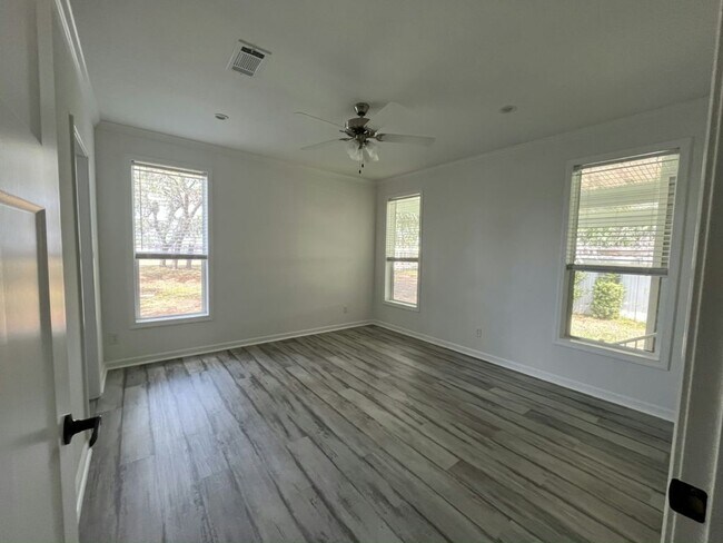 Building Photo - 113 Hill Cir