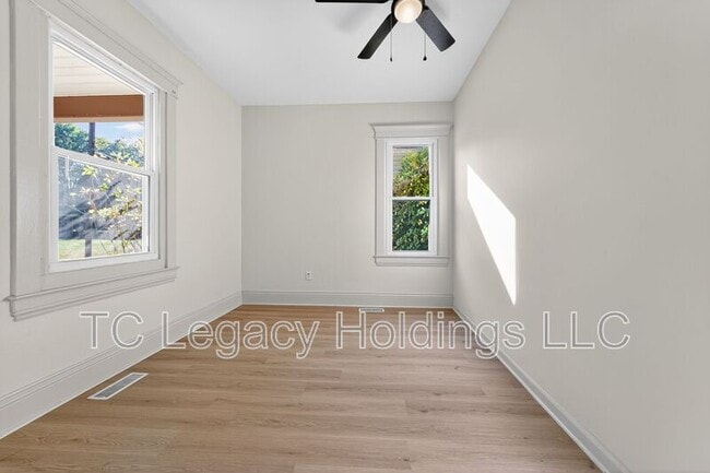 Building Photo - 115 Martin St