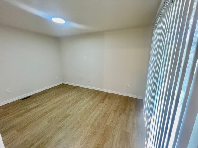 Building Photo - 5-Bedroom, 2 Bathroom Home with In-Unit Wa...