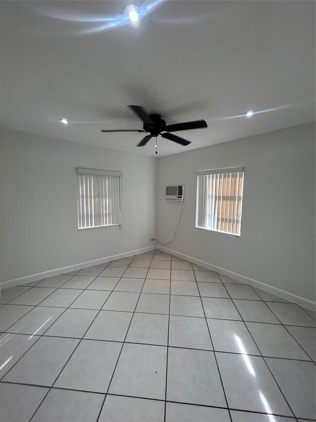 Building Photo - 408 NE 7th Ave