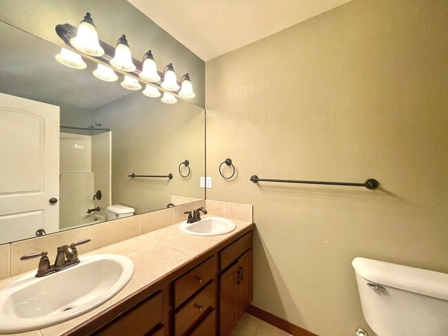 Building Photo - Spacious 4BR Home with A/C Near Alderwood Mall