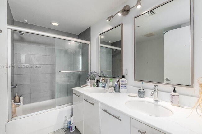 Building Photo - 92 SW 3rd St