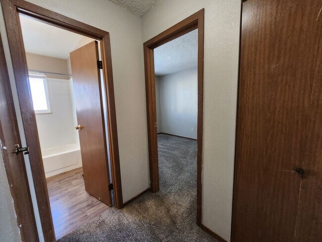 Building Photo - Well Maintained Townhome!