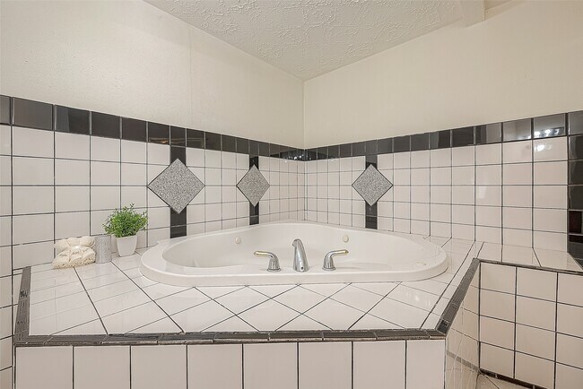 Building Photo - 3806 Embarcadero Dr