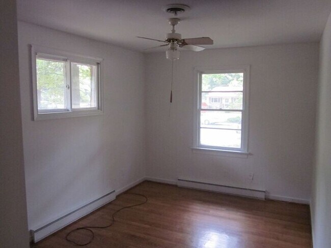 Building Photo - 2040 Woodmont Dr