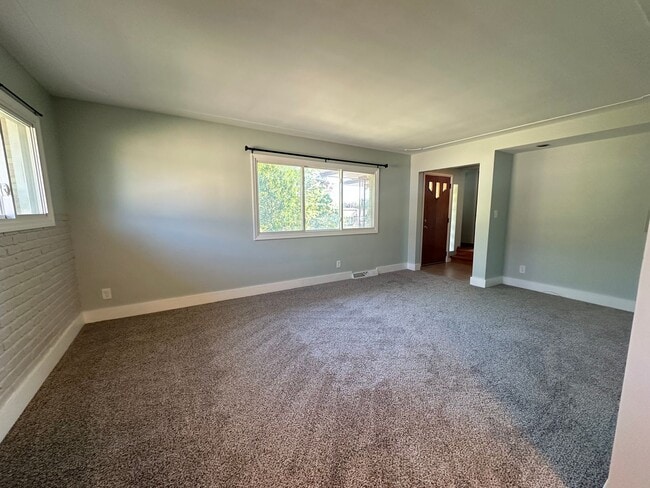 Building Photo - Three Bedroom Single Family Home on NW Side!