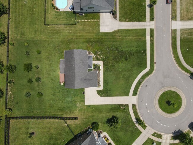 Building Photo - **RARE, EXECUTIVE HOME ON OVER HALF AN ACR...