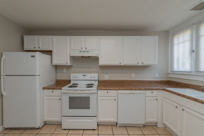 Building Photo - $1500 - 3 bed/1 bath house in Central Aven...