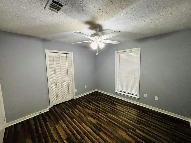 Building Photo - 709 Greenfield Dr