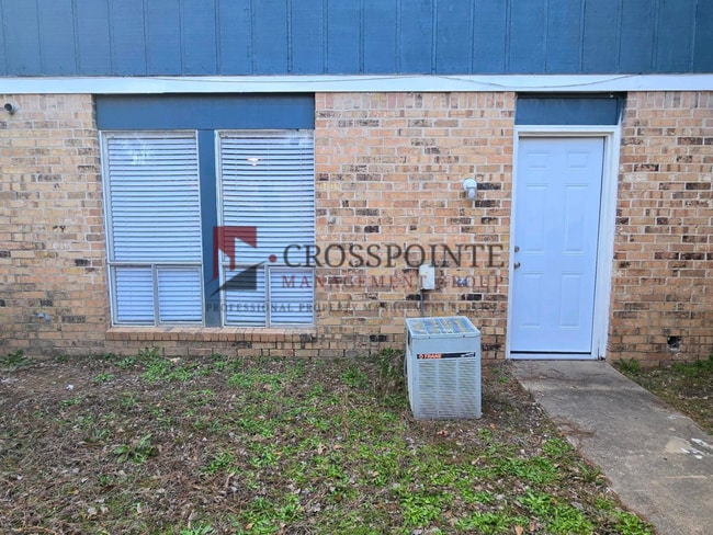 Building Photo - Schedule Your Tour Today! Newly Updated 2/1.5 Townhome in Longview