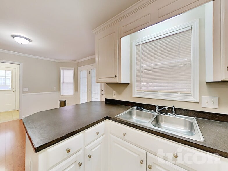 Building Photo - 229 Montclaire Cir