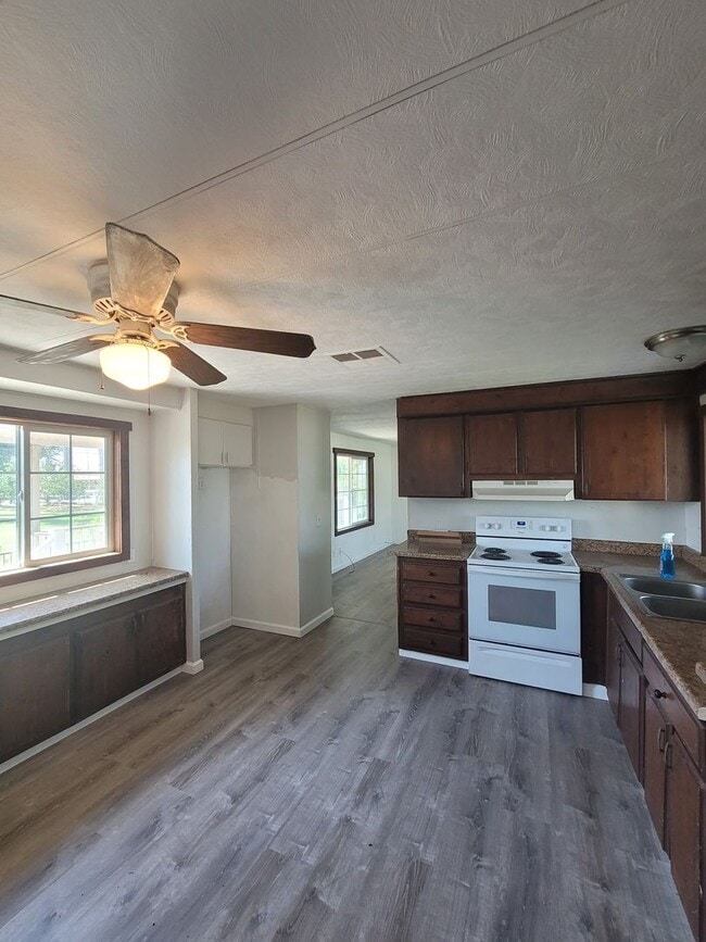 Building Photo - Cozy 2-Bedroom Home with Huge Garage in Kn...