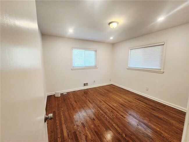 Building Photo - 3158 Cloverhurst Dr