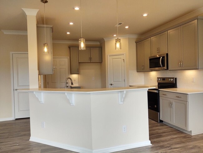 Building Photo - Enchanting Townhome located in the Pringle...